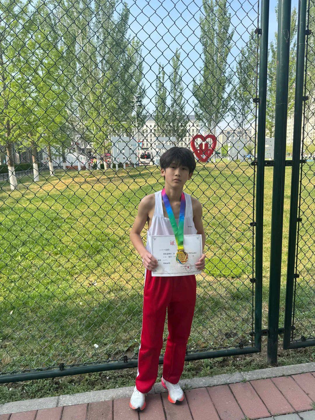 上海球队勇夺胜利，赢得掌声阵阵