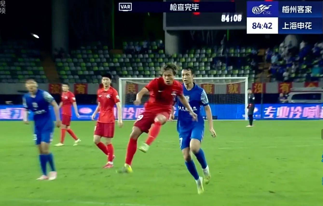 球员在比赛中突破困境，全力以赴拼搏